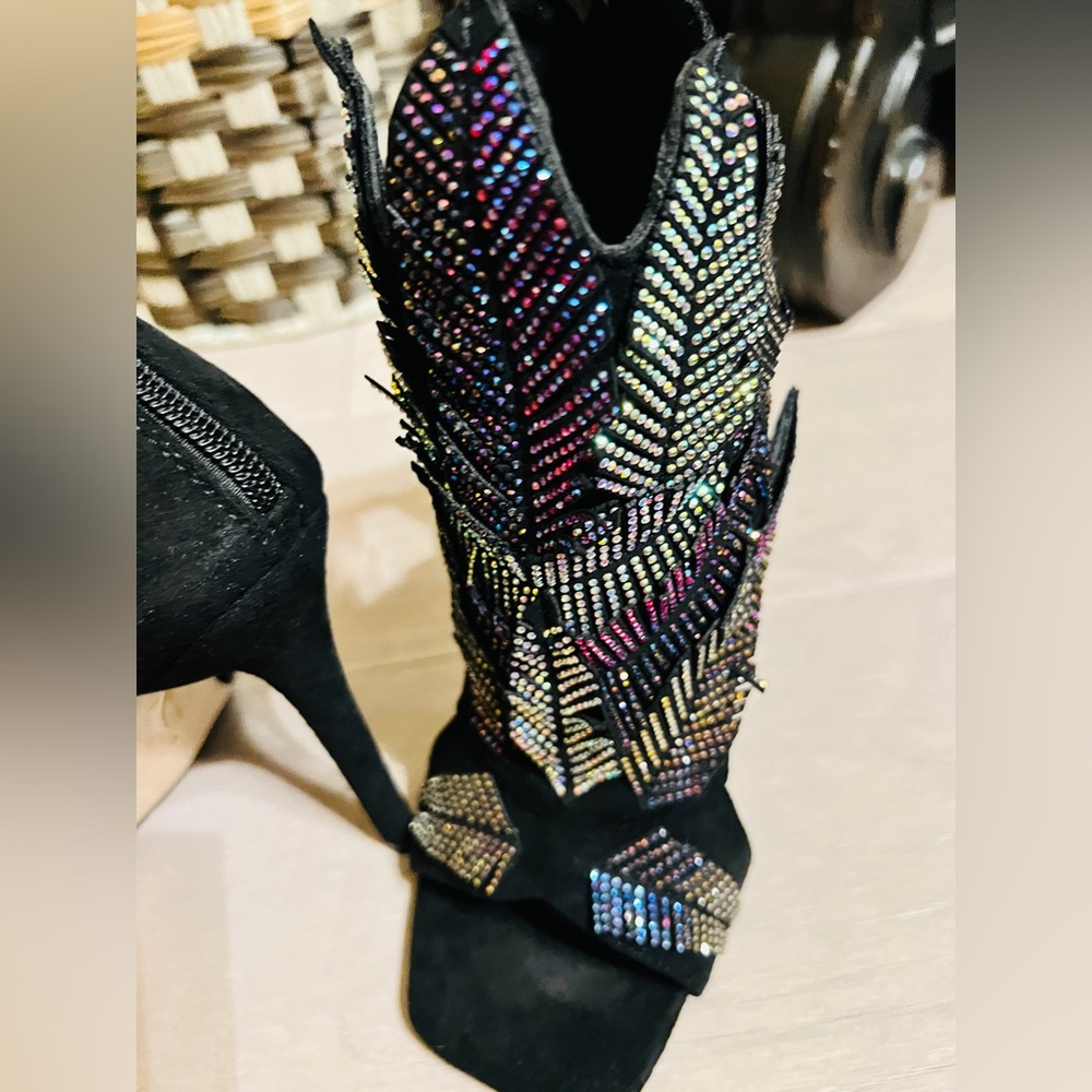 Azalea Wang Black Faux Suede beaded Heel. Leaf design. Size 8. BRAND NEW - Picture 5 of 8